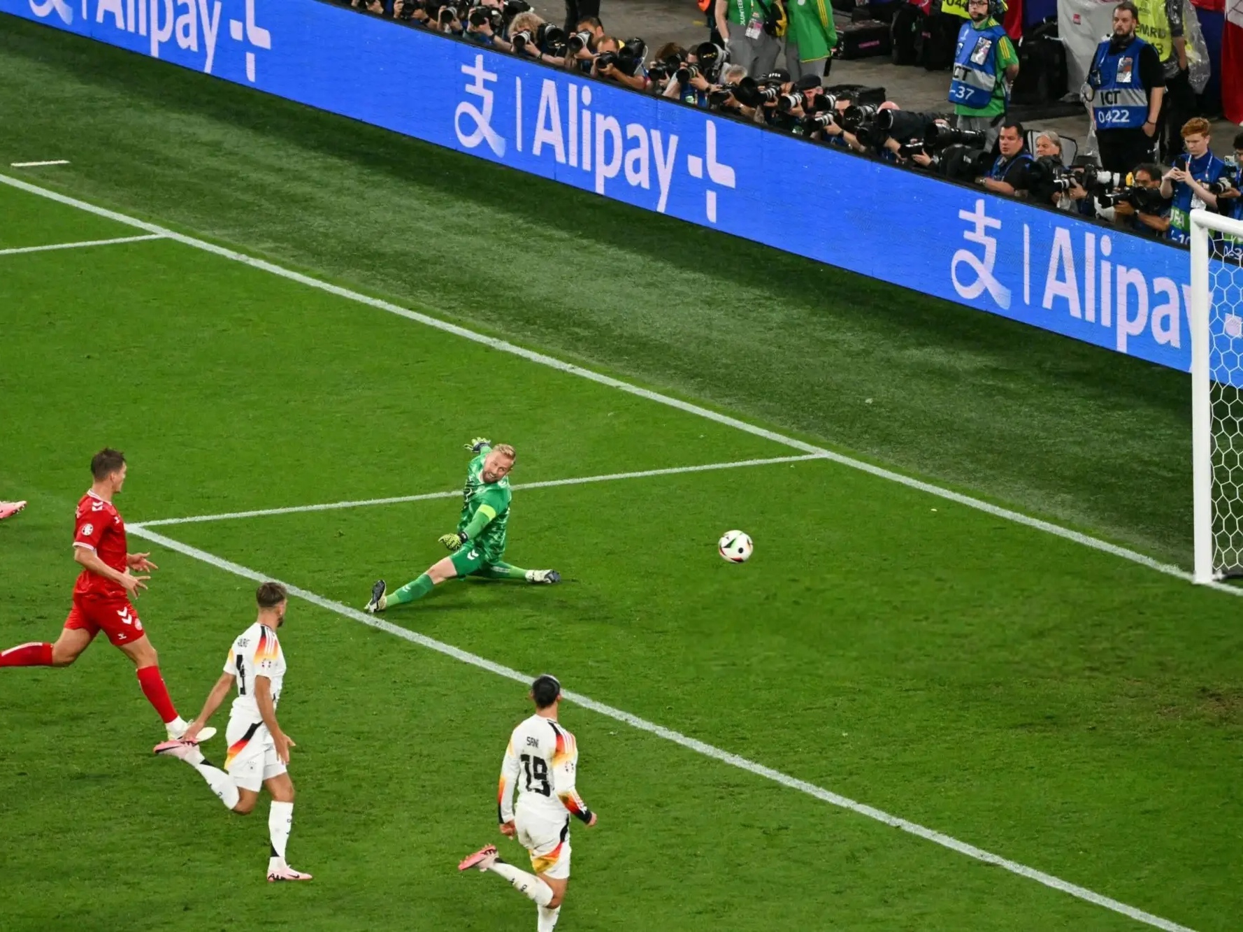 开云体育APP下载-惊天逆转！欧洲杯战队挺进四强