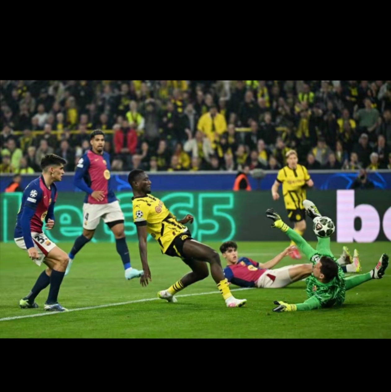 包含连胜势头难挡！足球豪取十连胜的词条