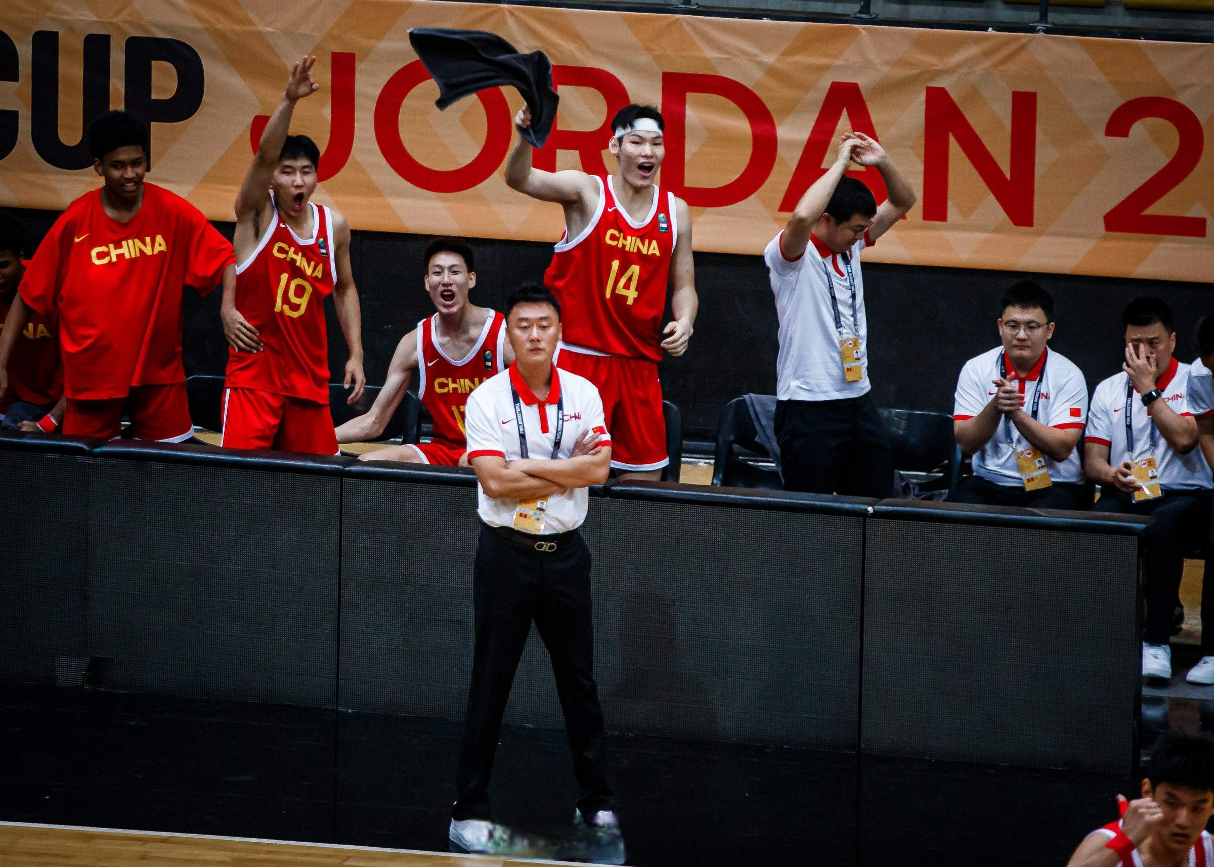 开云体育中国-勇士险胜76人，易建联点燃赛场