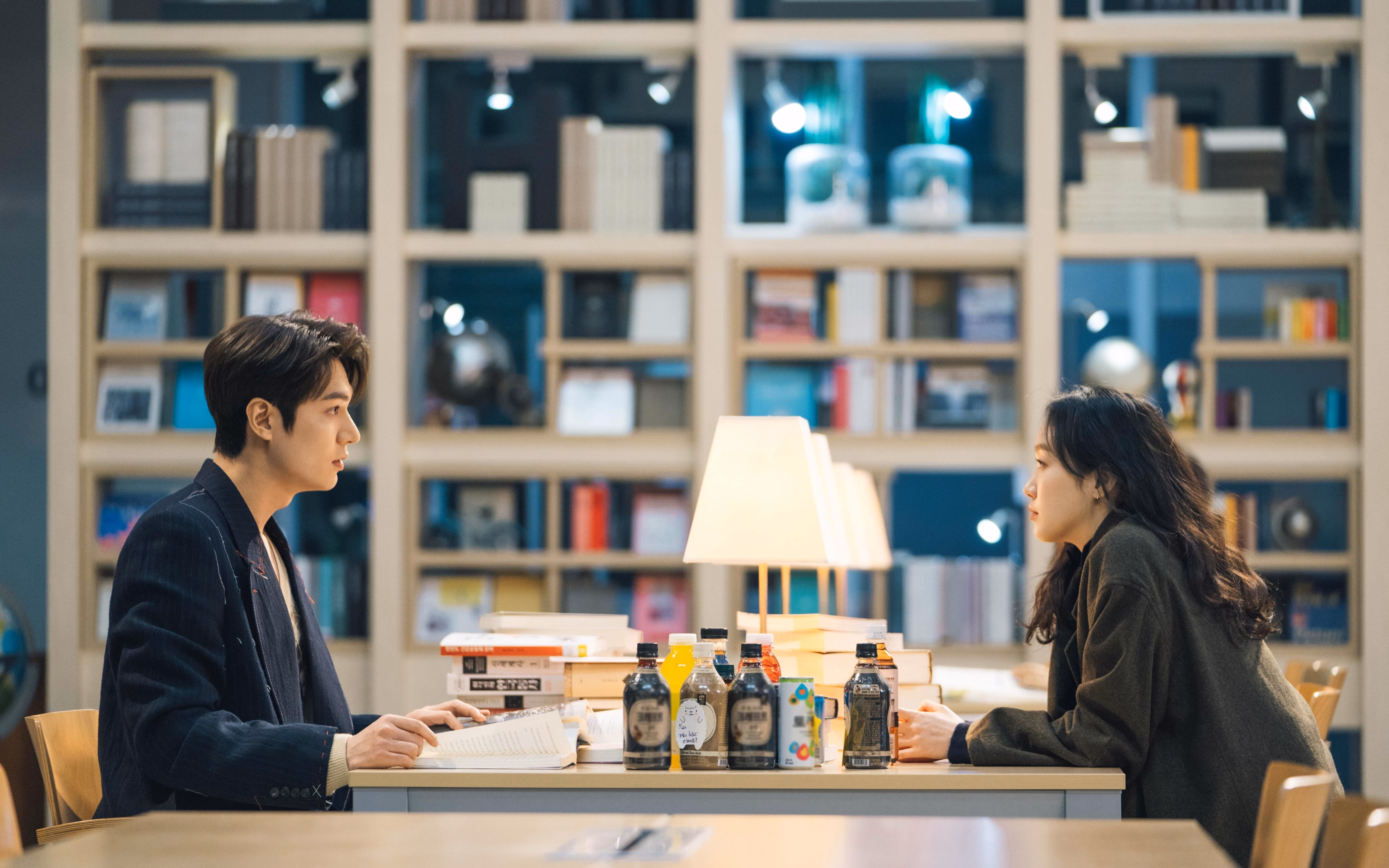 开云体育中国-双线奏凯，球场与球台上同步上演的胜利奇迹