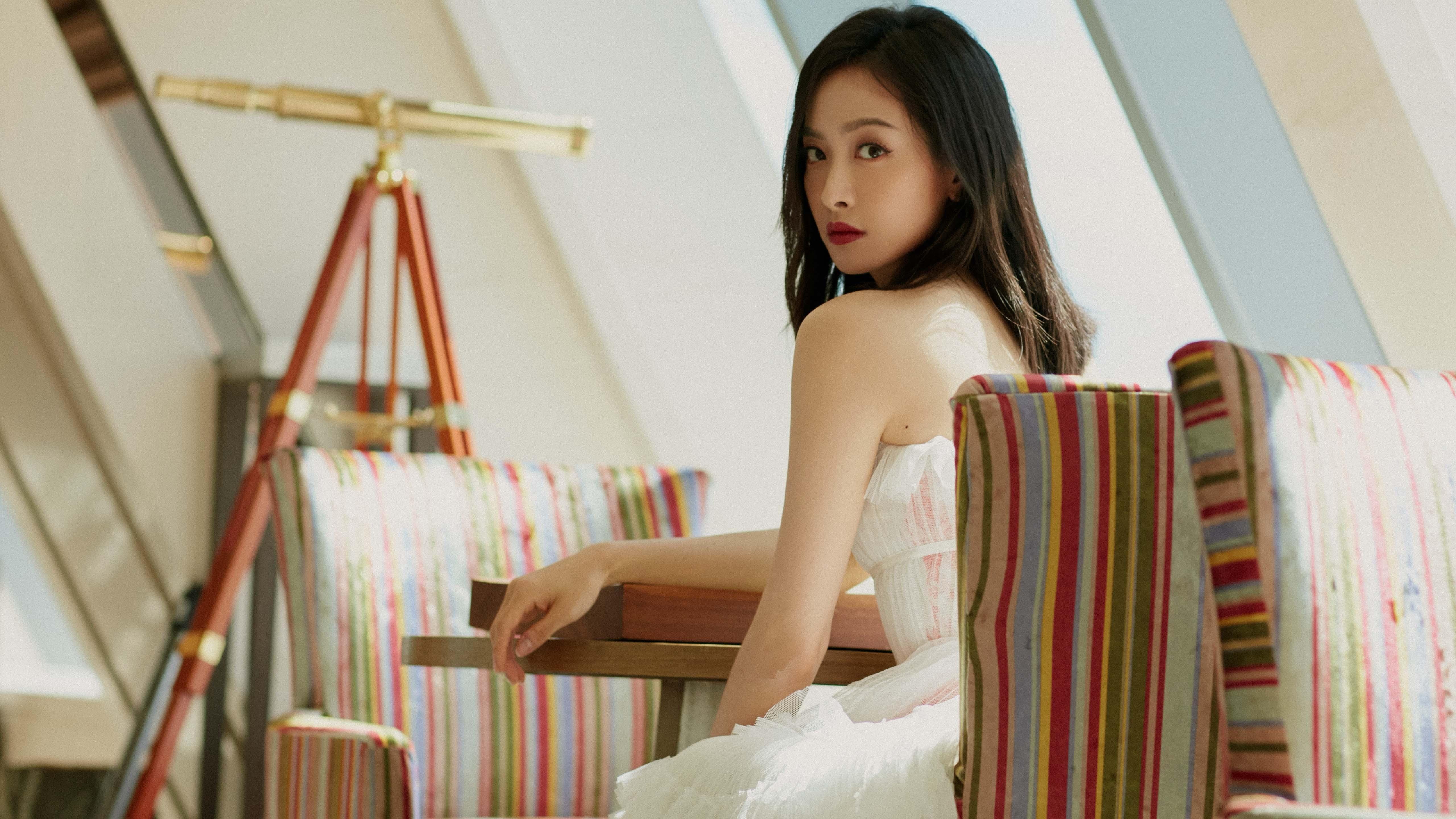 开云体育app-黑马奔腾银石赛道！哈斯金点子力克阿斯顿·马丁，维斯塔潘雨中独舞上演统治级表演