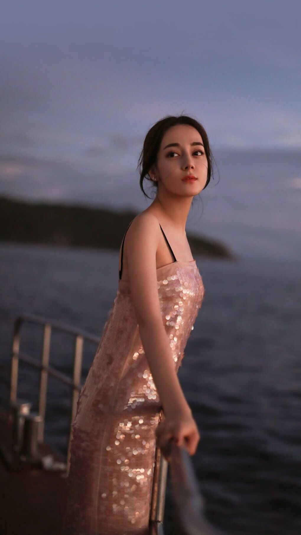 火山与圣山，奥斯梅恩一球定音，喀麦隆险胜希腊的足球启示