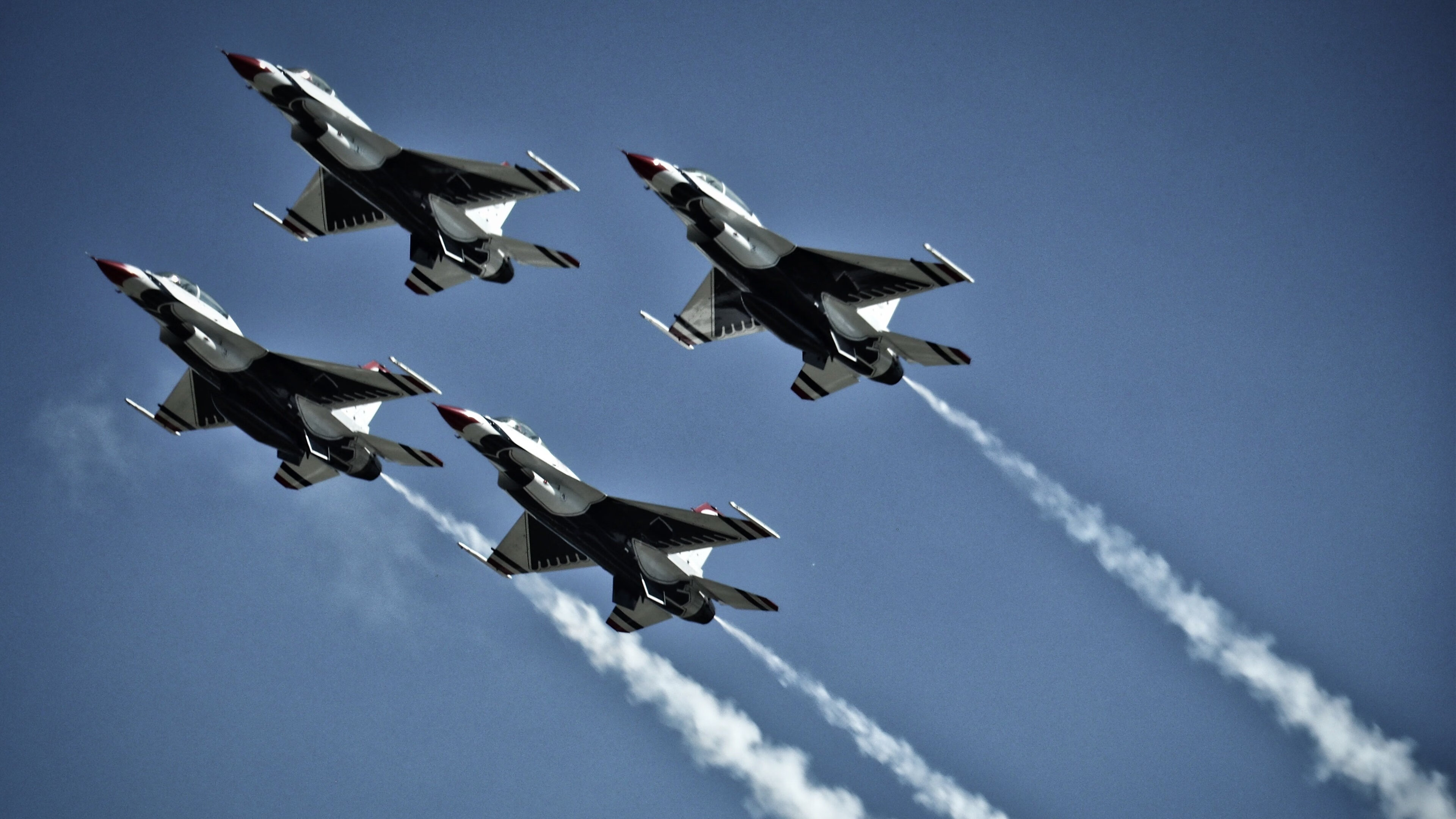 东西方赛场的隔空共振，当上海滩的坚韧遇上洛城王者的宣言